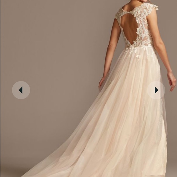 GALINA SIGNATURE
illusion plunge lace appliqued wedding dress IVORY/CASHMERE - Picture 1 of 10